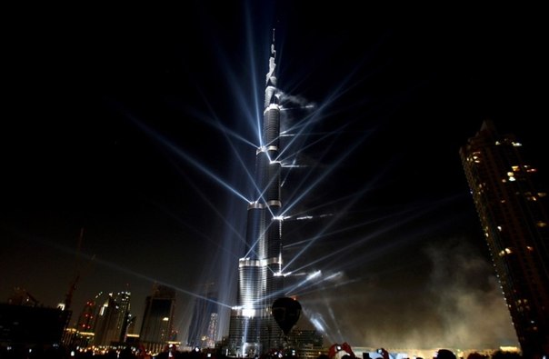 Небоскреб Бурдж Дубаи во время церемонии открытия 4 января 2010 года в Дубае. Небоскреб составляет 824,55 метра в высоту и является самым высоким зданием в мире
