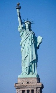 Статуя Свободы - самая тяжелая в мире. Она весит 24 635 т, из них 28 т меди, 113т стали и 24 493 т бетонного фундамента. Ее высота от земли до конца факела - 92,99 м. Внутри к ее короне ведут 354 ступени. Длина носа - 1,48 м, а указательного пальца - 2,44. Статуя Свободы была сделана Фредериком Огюстом Бартольди, Ричардом Моррисом Хаитом и Александром Поставом Эйфелем. Этот символ свободы Франция подарила США в знак дружбы.