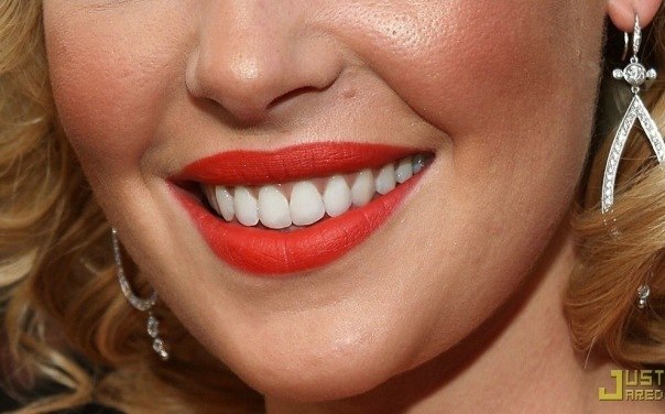 Женщины, которые красят губы ярко-красной помадой, улыбаются намного чаще других.