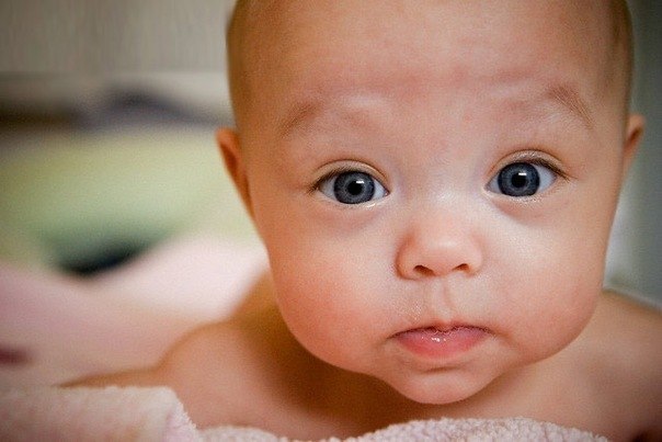 До семи месяцев ребенок может дышать и глотать одновременно.