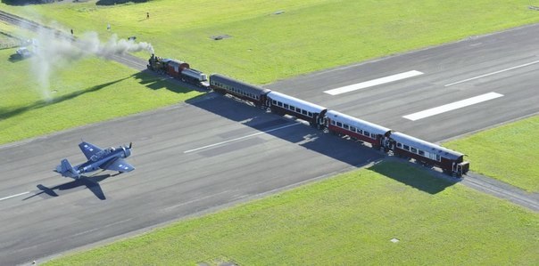 Аэропорт Гисборн в Новой Зеландии - место где взлётную полосу пересекает железная дорога