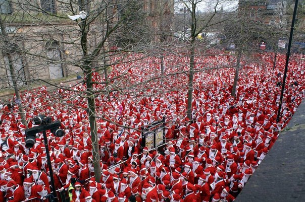 Самое массовое скопление Санта Клаусов состоялось на площади Гилхолл Сквер в Дерри, Северная Ирландия, 9 декабря 2007 года и составило 13 000 человек