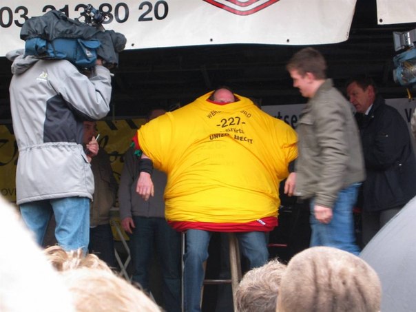 227 футболок было надето на Джефа Ван Дика на событии Unizo в Брехте, Бельгия, 24 апреля 2008 года.
