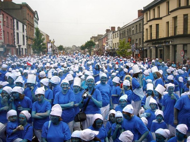 Самое большое количество людей, одетых в Смурфов, составляло 1 253. Это люди, которые пришли на фестиваль «Мукномания» в Каслблэйни, Ирландия, 18 июля 2008 года