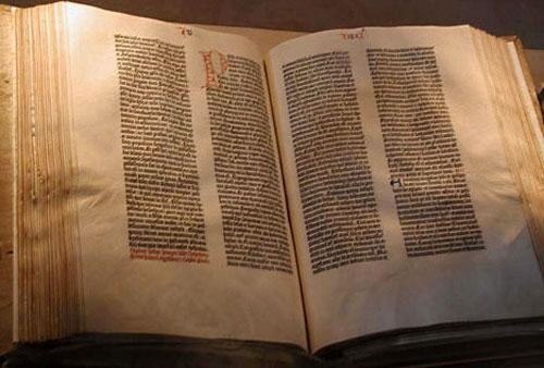 Самой редкой в мире книгой по праву считается Библия Гутенберга. Это книга была издана впервые еще в 1456 году и является одной из самых первых во всем мире печатных книг. Данная книга имеет в целом 42 строчную структуру, то есть на странице информация располагается исключительно в 42 строки.