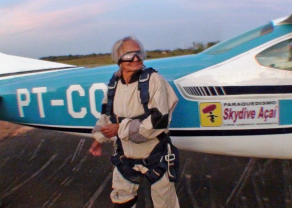 Бразильянка Аида Мендиз дожила до 103 лет - казалось бы, уже превеликое достижение. Но нет! Неугомонная старушенция в свои преклонные годы продолжает еще и совершать экстрим-подвиги. На днях она прыгнула с парашютом с высоты в три тысячи метров.