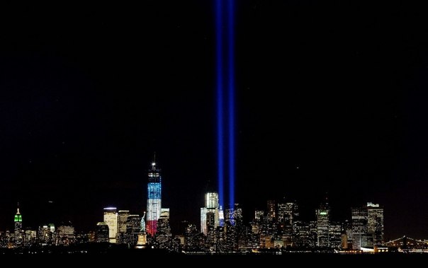 Световая инсталляция The Tribute in Light сияет над Манхэттеном, Нью-Йорк, США, на месте башен «Всемирного торгового центра», которые были разрушены терактом 11 сентября 2001 года. 