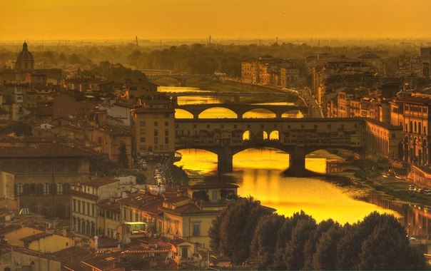 Флоренция — итальянский город, столица региона Тоскана, расположенный на холмах по берегам реки Арно.