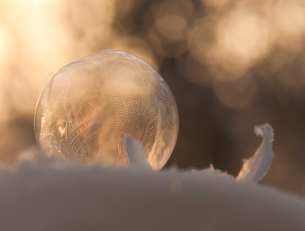 Мыльный пузырь при температуре - 15 °C замерзнет при соприкосновении с поверхностью, а при - 25 °C замерзнет в воздухе и разобьется от падения на землю.