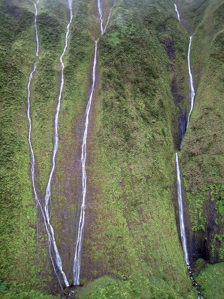 Стена слез: водопад Хонокохау на Гавайях