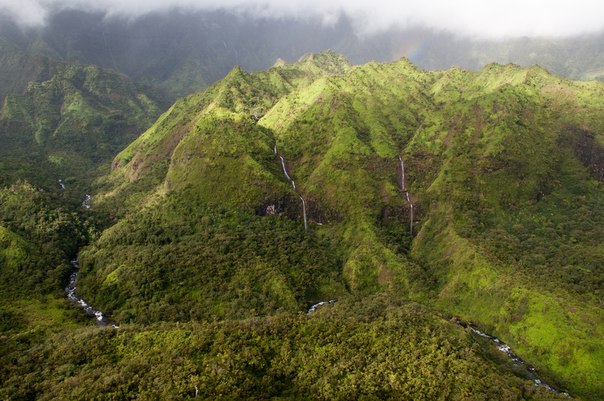 Стена слез: водопад Хонокохау на Гавайях