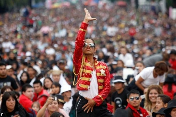 Пародист Майкла Джексона Гектор Джексон выступает с сотнями людей на Памятнике Революции в Мехико 29 августа 2009 года. 