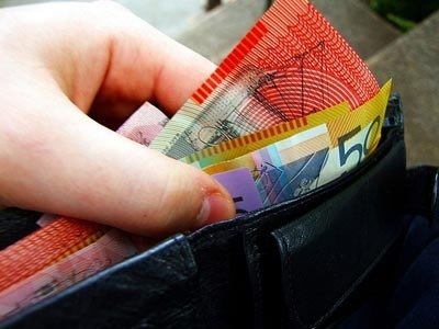 Банкноты из полимерного пластика сейчас в ходу в Австралии, Бразилии, Малайзии, Таиланде и других странах.