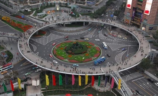 Выстроенный не так давно круглый пешеходный мост в центре Шанхая стал новой архитектурной достопримечательностью. Он настолько широк, что по нему одновременно плечом к плечу могут пройти 15 человек.