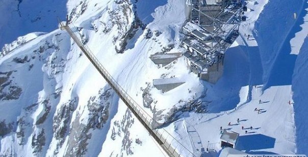 В Швейцарии открыли самый страшный мост в мире. Конструкция длиной более 100 метров и шириной приблизительно в метр закреплена на высоте в 500 метров над одним из альпийских ледников.