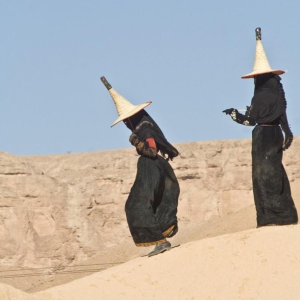 Хадрамаут – одна из провинций в южном Йемене. Причина, по которой туристы всегда стремились в Хадрамаут – это удивительный внешний облик женщин, живущих в этой провинции. Они одеваются точь-в-точь как сказочные ведьмы.