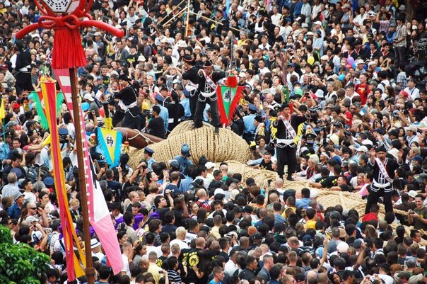Около 15 000 человек приняли участие в перетягивании каната во время ежегодного мероприятия в Нахе, на японском острове Окинава, 11 октября 2010 года. На мероприятии использовался канат в 200 м длиной, 156 см в диаметре и весом в 43 тонны. Сделан он был из собранной соломы. Книга рекордов Гиннеса признала его крупнейшим в мире канатом.