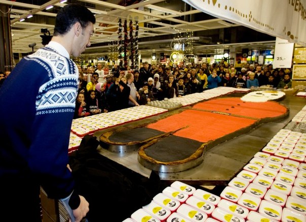 Самый высокий человек в мире Султан Кёсен представляет самый большой имбирный пряник в мире в магазине «Ikea» в Осло 12 ноября 2009 года. 246-сантиметровый турок Султан Кёсен представил пряник весом 651 кг. Он был сделан в традиционной форме имбирного пряника местной пекарней и побил предыдущий мировой рекорд 2006 года: тогдашний пряник весил 593 кг и был изготовлен в Смитвилле, штат Техас.