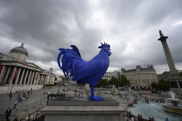На Трафальгарской площади в Лондоне появилась новая статуя – огромный 4,7-ми метровый синий петух. Сюрреалистичный петух символизирует "обновление, пробуждение и силу".