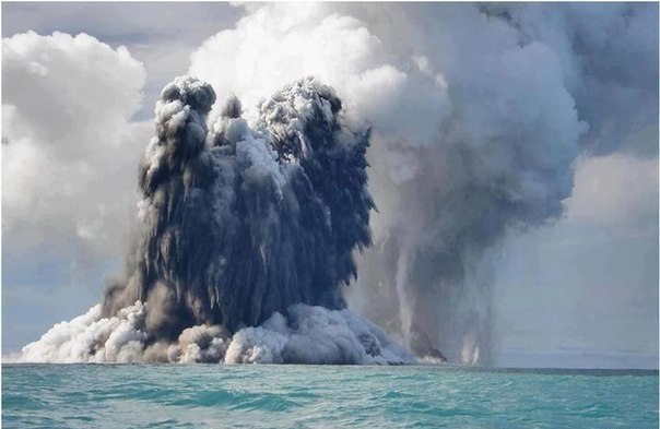 Извержение подводного вулкана.