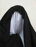 В 2008 году 50-летняя жительница Саудовской Аравии подала на развод после того, как ее муж попытался разглядеть ее лицо под паранджой в то время, когда она спала. До этого он не видел лица своей жены на протяжении 30 лет.