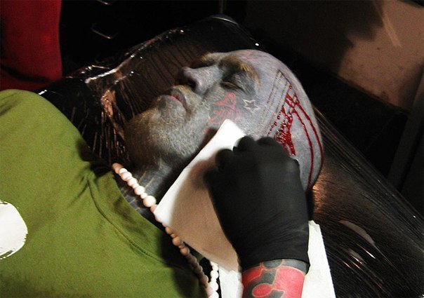 На данный момент самым татуированным человеком является Лаки Даймонд Рич. Своё место в книге рекордов гиннеса он занял после того, как обогнал своего предшественника- Тома Леоппарда. У Тома 99.9% тела были покрыты татуировками, у Лаки-100%.