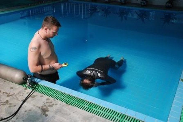 Немецкий фридайвер Том Ситас пробыл под водой 22 минуты и 22 секунды, тем самым побив мировой рекорд по задержка дыхания на минимальной глубине в расслабленном состоянии.