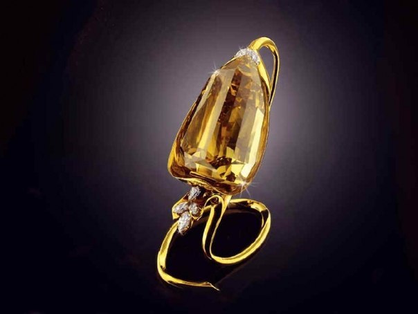 «Incomparable» - третий по величине бриллиант в мире.. Изначальный вес алмаза составлял 890 карат (190 г). После обработки, вес «Несравненного» стал 407,5 карата (81,5 г).
