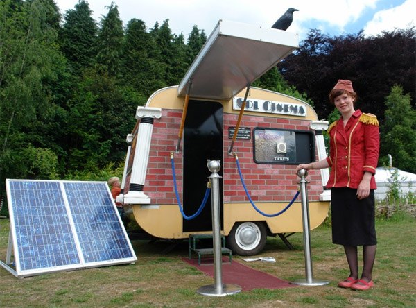 Самый маленький в мире кинотеатр, работающий на солнечных батареях
