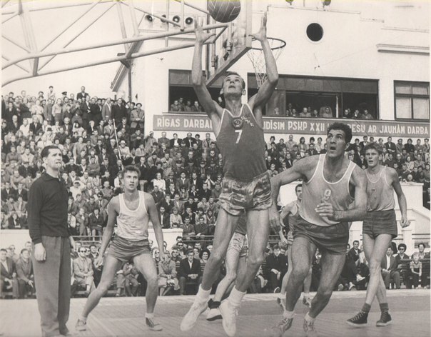 Советский баскетболист Янис Круминьш, уроженец Латвии, начал заниматься баскетболом только в 23 года. Уже через два года он стал чемпионом СССР, а ещё через год выиграл серебро Олимпиады-1956 в Мельбурне.