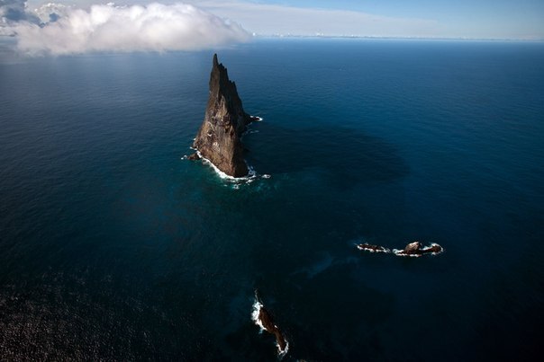 Каменная глыба, вырастающая из воды в южной части Тихого океана занесена в книгу рекордов Гиннесса, как самая высокая скала на земном шаре. Будучи всего 400 м в ширину у основания, Пирамида Болла возносится вверх на более чем 550 м.