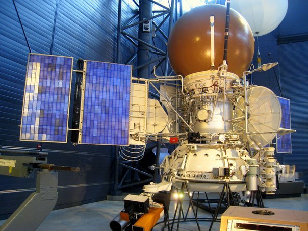 1 марта 1982 года спускаемый аппарат межпланетного корабля «Венера-13» записал звуки грозы на планете Венера. Это была первая запись звуков на другой планете.