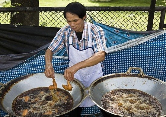 Повар из Таиланда способен жарить пищу голыми руками, так как у него не бывает ожогов.