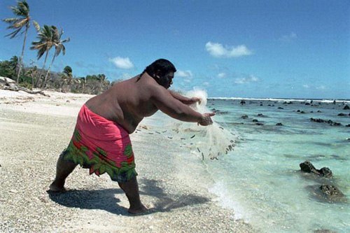 Страна с самыми толстыми гражданами: Науру. 95% населения этого маленького островного государства имеют избыточный вес. Причина? Ничего особенного, они просто слишком много едят и мало двигаются.