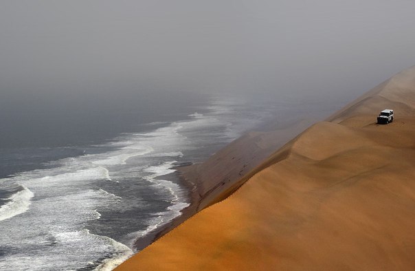 Две стихии. Пустыня Намиб и Атлантический океан, Намибия.