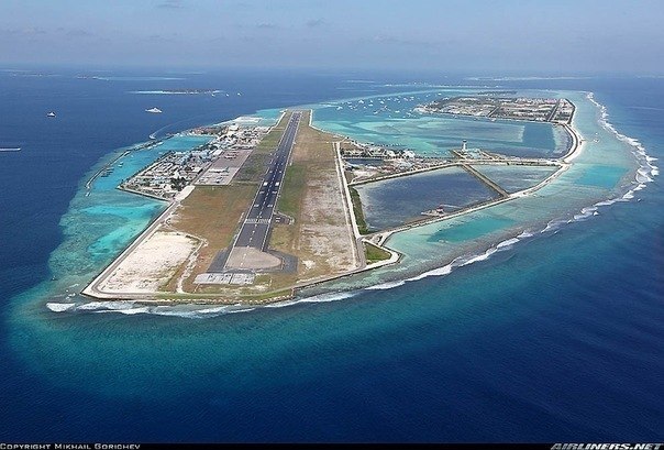 Аэропорт на Мальдивах расположен на искусственном острове прямо посреди Индийского океана.