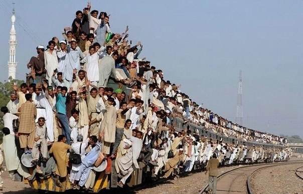 В Индии люди в буквальном смысле ездят НА поезде и это для них привычное дело.