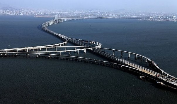 Открыт самый большой морской мост в мире – китайцы побили собственный рекорд: 8-полосный Jiaozhou Bay Bridge протянулся на 41,6 км и обошелся в 2,3 млрд. долларов.