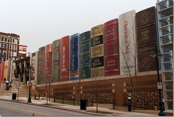 Центральная библиотека в Канзасе в виде стойки с книгами.