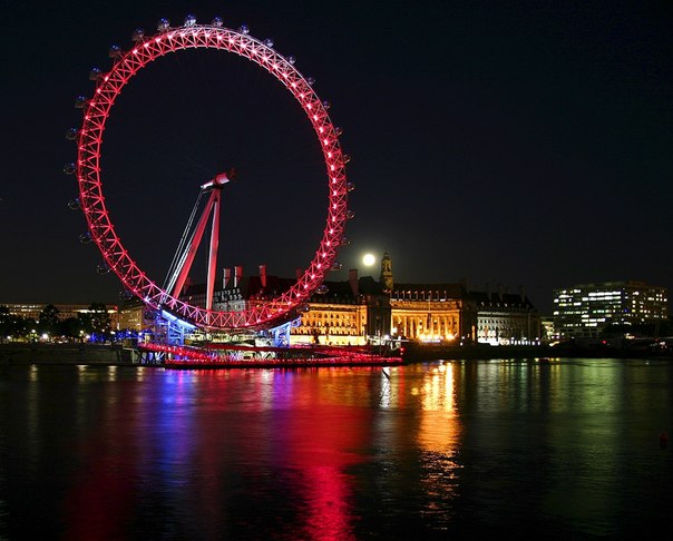 London Eye или Лондонский глаз — самое высокое колесо обозрения в мире, расположенное в лондонском районе Ламбет на южном берегу Темзы. С высоты 135 метров (приблизительно 45 этажей) открывается вид практически на весь город.