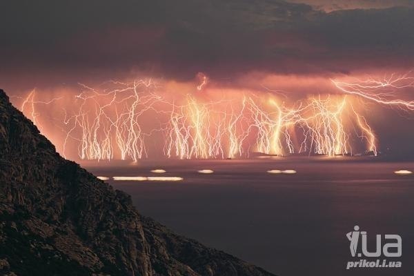Эти 70 молний были запечатлены во время шторма на острове Икария.