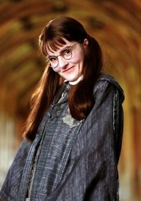 Акстриса Ширли Хендерсон сыграла в Гарри Поттере 13-ти летнюю школьницу Плаксу Миртл. На момент съемок ей было почти 40 лет.