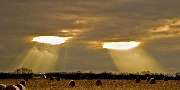 Большой брат. "После грозы два просвета образовалось среди облаков. Это выглядело так, словно с неба кто-то наблюдал за происходящим на земле", - рассказывает автор этой фотографии Larry Keller.