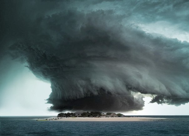Остров в Тихом океане, которому не повезло стать эпицентром зарождения торнадо. Диаметр облака около 5-15 километров.