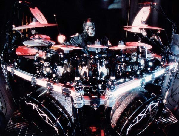 Джои Джордисон (Slipknot) - 2677 ударов за 2 минуты. Занесён в Книгу Рекордов Гиннесса как самый быстрый и успешный барабанщик Всех Времен.