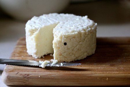 Сыр, под названием "Пуле", который производится на ослиной ферме в Сербии и стоит около 1300 долларов за килограмм, назвали самым дорогим в мире. Столь высокая цена натурального и полезного сыра обусловлена тем, что на один лишь килограмм сыра уходит 25 литров свежего ослиного молока, литр которого стоит 40 евро, при том, что в сутки ослица дает не более 200 миллилитров молока.