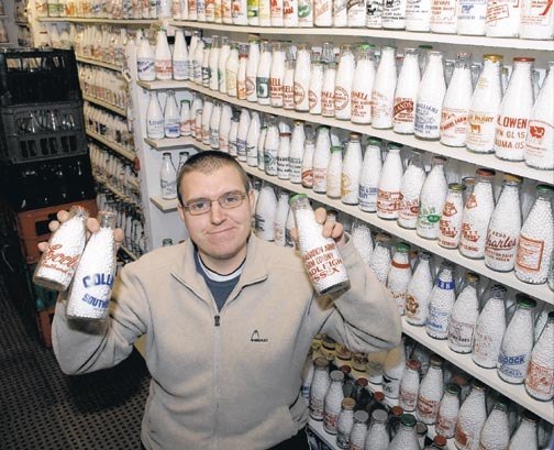 Пол Люк любит молоко. Но не стакан холодного молока за ланчем, а как молоко для хобби. У него в коллекции более 100 000 молочных бутылок, для которых Полу пришлось построить целый музей.