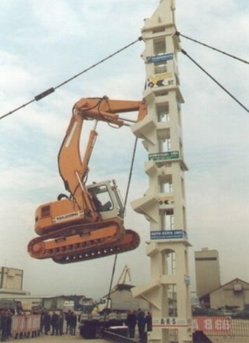 Экскаватор залез на башню без помощи посторонней техники.
