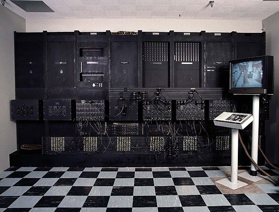 Первый в мире компьютер весил 30 тонн и состоял из 18 тысяч электронных ламп.