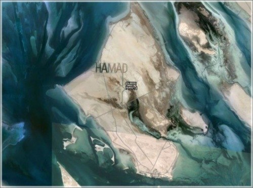 63-летний шейх Саудовской Аравии решил увековечить себя, написав своё имя на песке так, чтобы его можно было увидеть из космоса. В течение недели на него работала команда специалистов, которая вывела на песке его имя «HAMAD» размером 1000 метров в высоту и 3000 метров в длину на небольшом острове.